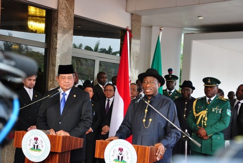 Presiden Susilo Bambang Yudhoyono dan Presiden Nigeria Goodluck Ebele Jonathan mengadakan jumpa pers bersama di selasar Aso Rock Presidential Villa di Abuja, Nigeria, Sabtu (2/2). Presiden melakukan kunjungan selama dua hari di Nigeria. Mereka sepakat untu