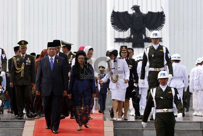  Presiden Susilo Bambang Yudhoyono didampingi bersama Ibu Negara Ani Yudhoyono saat upacara peringatan Hari Pahlawan 2012, di Taman Makam Pahlawan Kalibata, Jakarta, Sabtu (10/1).   (Adhi Wicaksono)