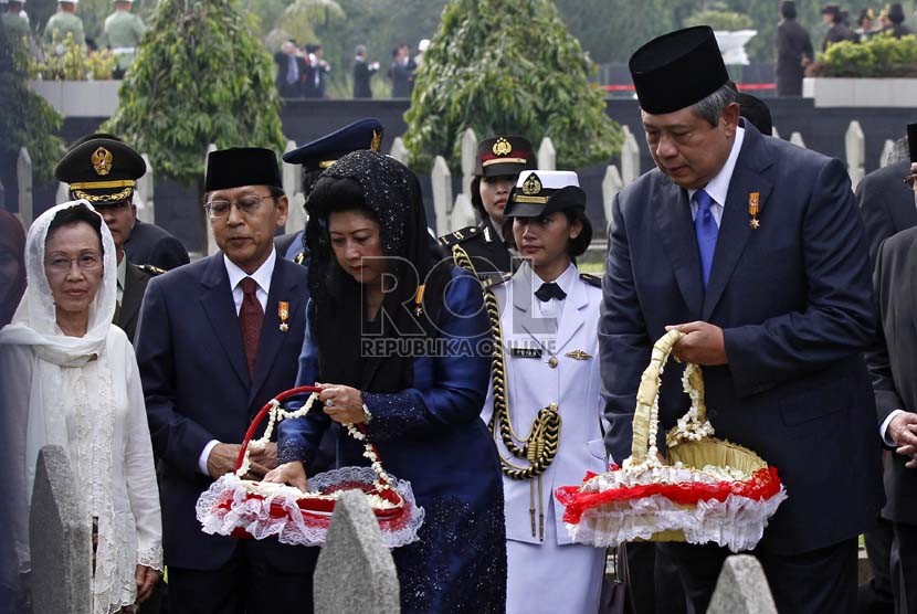  Presiden Susilo Bambang Yudhoyono didampingi bersama Ibu Negara Ani Yudhoyono menabur bunga di Taman Makam Pahlawan Kalibata, Jakarta, Sabtu (10/1).   (Adhi Wicaksono)