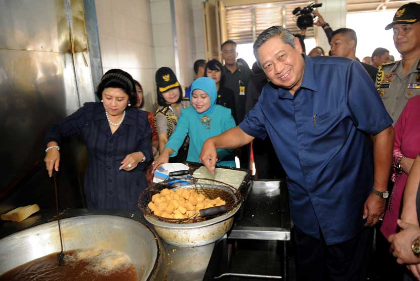  Presiden Susilo Bambang Yudhoyono didampingi Ibu Ani Yudhoyono (kiri) meninjau pabrik tahu di Sumedang Utara, Jawa Barat, Senin (3/2). 