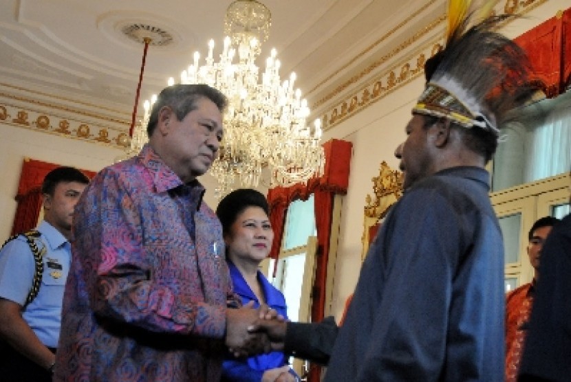 Presiden Susilo Bambang Yudhoyono didampingi Ibu Ani Yudhoyono menjabat tangan warga yang bersilaturahmi di Istana Negara, Jakarta, Senin (28/7).