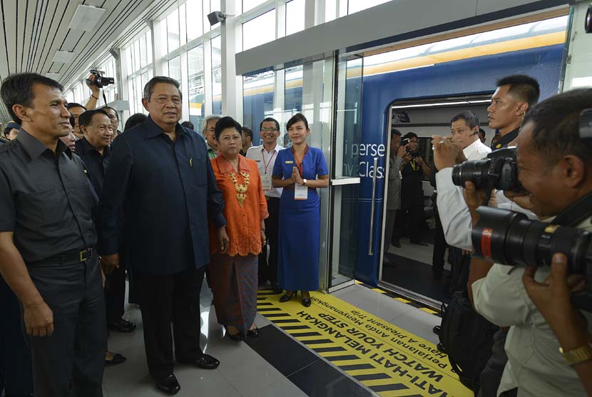 Presiden SBY didampingi Ibu Negara Ny Ani Yudhoyono, Menhub E.E. Mangindaan (kedua kiri) dan Gubernur Sumut Gatot Pujo Nugroho (kiri) di Stasiun Bandara Internasional Kualanamu di Kabupaten Deli Serdang, Kamis (27/3). (Antara/Widodo S. Jusuf)