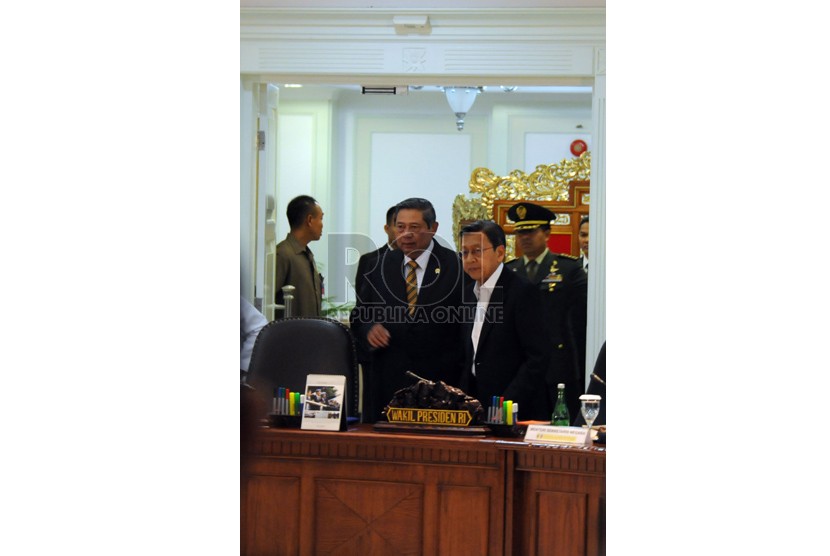 Presiden Susilo Bambang Yudhoyono didampingi Wakil Presiden Boediono bersiap memimpin rapat kabinet membahas persiapan terakhir penyelenggaraan KTT APEC 2013 di Kantor Presiden, Jakarta, Selasa (1/10). (Republika/Aditya Pradana Putra )