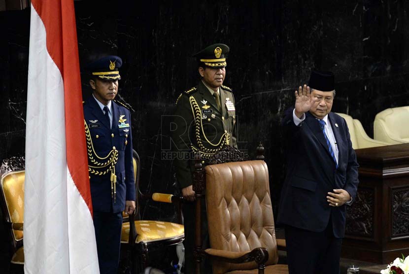 Presiden Susilo Bambang Yudhoyono disambut anggota parlemen saat menghadiri pelantikan MPR-DPR-DPD periode 2014-2019 di Gedung Nusantara, Komplek Parlemen Senayan, Jakarta, Rabu (1/10). (Republika/ Wihdan)