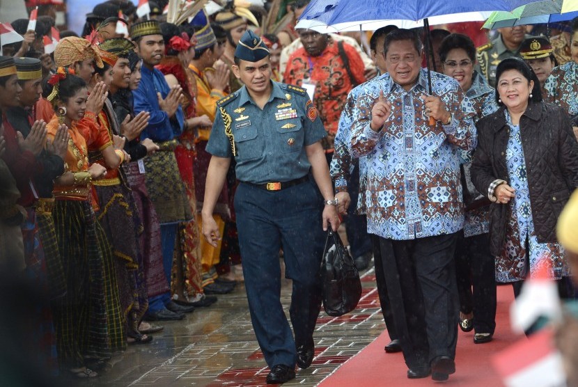 Presiden Susilo Bambang Yudhoyono (dua kanan) didampingi Ibu Negara Ani Yudhoyono (kanan) menyapa peserta saat membuka Sail Raja Ampat 2014 di Pantai Waisai Torang Cinta (WTC), Raja Ampat, Papua Barat, Sabtu (23/8).