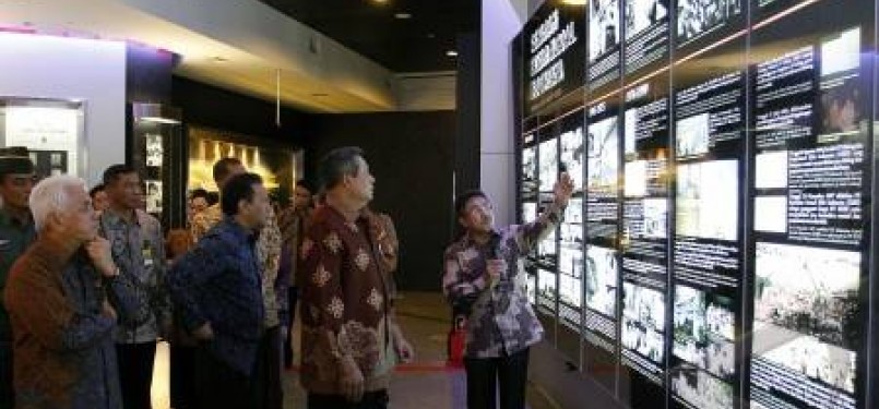 Presiden Susilo Bambang Yudhoyono (dua kanan) menyimak penjelasan Dirut PT Bursa Efek Indonesia (BEI), Ito Warsito (kanan), di gedung Bursa Efek Indonesia (BEI), Jakarta, Senin (2/1). 