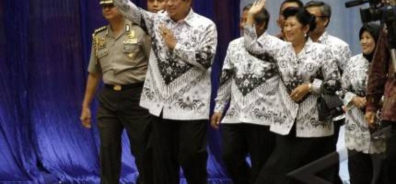 Presiden Susilo Bambang Yudhoyono (dua kiri) dan Ibu Negara Ani Yudhoyono (kanan) didampingi Menteri Pendidikan dan Kebudayaan M. Nuh (tengah) melambaikan tangan kepada para guru pada puncak peringatan Hari Guru Nasional dan HUT ke-66 Persatuan Guru Republ