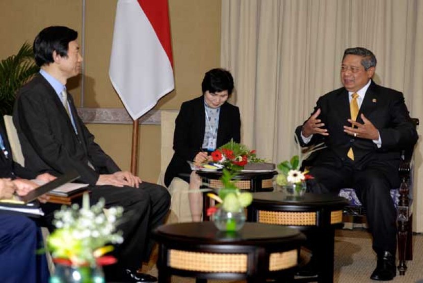  Presiden Susilo Bambang Yudhoyono (kanan) berbincang dengan Menlu Korea Selatan, Yun Byung-se (kiri) di Nusa Dua, Bali, Jumat (14/6). 