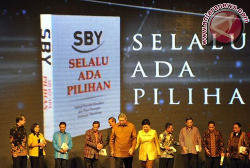 Presiden Susilo Bambang Yudhoyono (kanan) berfoto bersama para penerima buku karyanya saat peluncuran di JCC Senayan, Jakarta, Jumat (17/1).