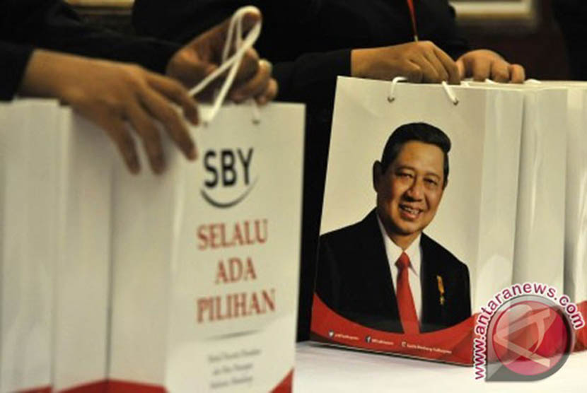 Presiden Susilo Bambang Yudhoyono (kanan) berfoto bersama para penerima buku karyanya saat peluncuran di JCC Senayan, Jakarta, Jumat (17/1).