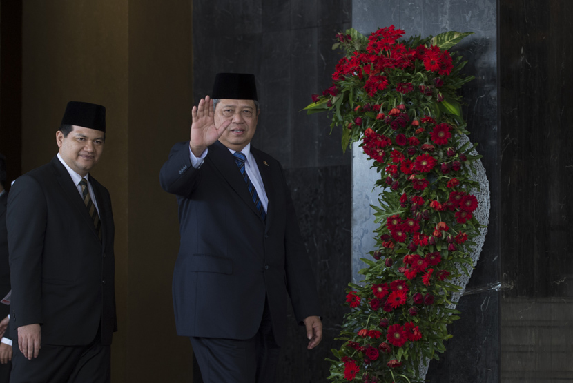 Presiden Susilo Bambang Yudhoyono (kanan) berjalan berdampingan dengan Ketua KPU Husni Kamil Manik (kiri) sebelum pelantikan anggota DPR periode 2014- 2019 di Kompleks Parlemen, Senayan, Jakarta, Rabu (1/10). Antara/Rosa Panggabean
