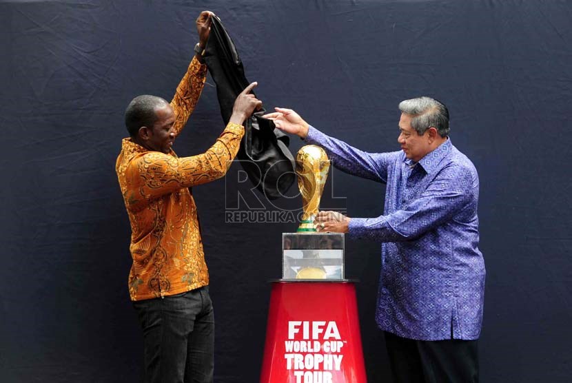  Presiden Susilo Bambang Yudhoyono (kanan) bersama FIFA Ambassador Dwight Yorke (kiri) membuka Trofi Piala Dunia saat menerima delegasi Asosiasi Federasi Sepakbola Internasional (FIFA) di Lapangan Tengah Kompleks Istana Kepresidenan, Jakarta, Selasa (7/1).