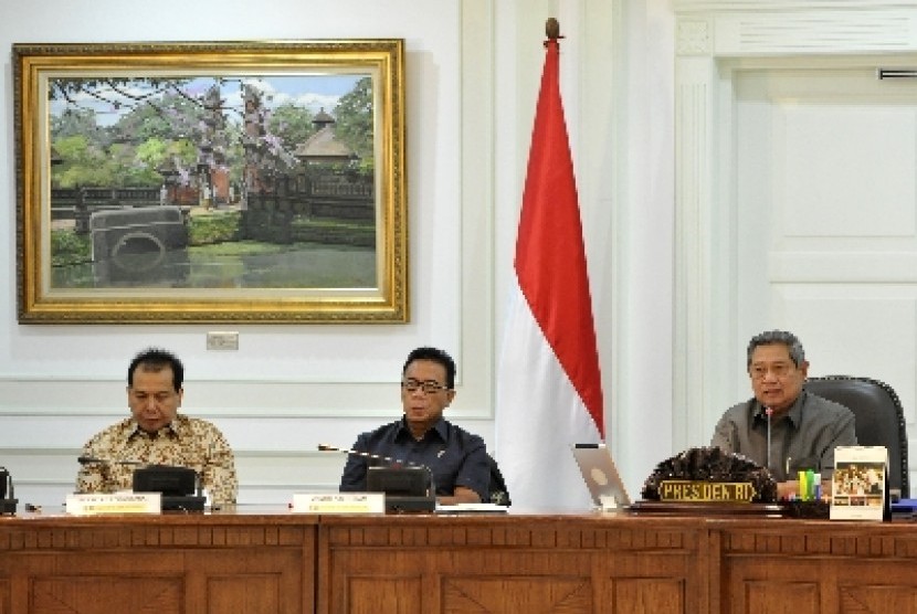 Presiden Susilo Bambang Yudhoyono (kanan) didampingi Menko Polhukam Djoko Suyanto (tengah).