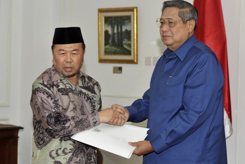 Presiden Susilo Bambang Yudhoyono (kanan) membayar zakat yang diterima Ketua Umum Badan Amil Zakat Nasional (BAZNAS) Didin Hafidhuddin (kiri) di Kantor Presiden, Jakarta, Rabu (23/7). 