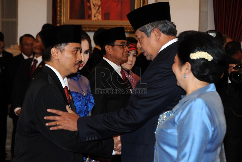  Presiden Susilo Bambang Yudhoyono (kanan) memberi ucapan selamat kepada Roy Suryo usai dilantik menjadi Menteri Pemuda dan Olah Raga (Menpora) di Istana Negara, Jakarta, Selasa (15/1). (Republika/Aditya Pradana Putra)
