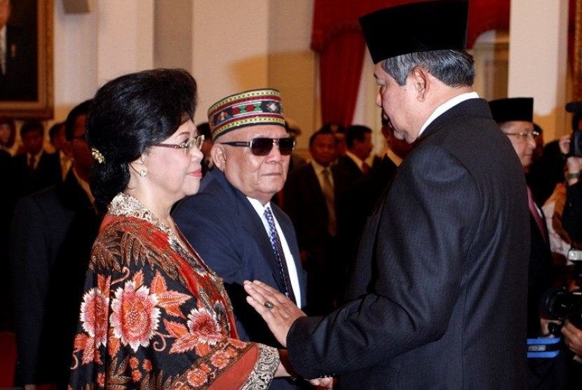 Presiden Susilo Bambang Yudhoyono (kanan) memberi ucapan selamat kepada Menteri Kesehatan Nafsiah Mboi (kiri) dan Suaminya Aloysius Benedictus Mboi (tengah) seusai pelantikan di Istana Negara, Jakarta, Kamis (14/6). Dalam kesempatan yang sama Kepala Negara