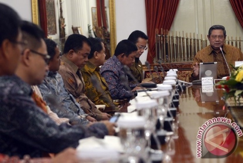 Presiden Susilo Bambang Yudhoyono (kanan) menerima forum Pemimpin Redaksi (pemred) media massa di Istana Negara, Jakarta, Jumat (15/3). 