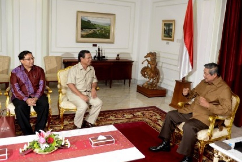 Presiden Susilo Bambang Yudhoyono (kanan) menerima Ketua Dewan Pembina Partai Gerindra Prabowo Subianto (tengah) dan Wakil Ketua umum Partai Gerindra Fadli Zon (kiri) di kantor presiden, Jakarta, Senin (11/3). 