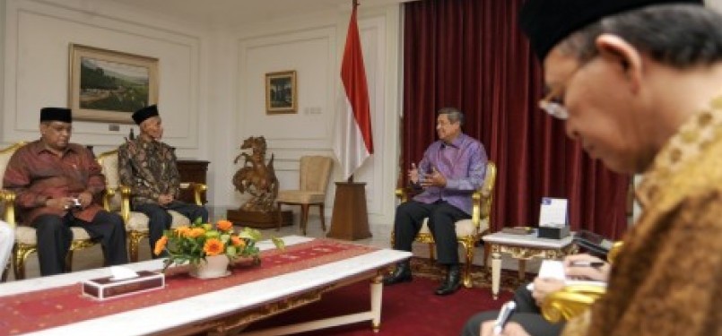 Presiden Susilo Bambang Yudhoyono (kanan) menerima Ketua Umum Pengurus Besar Nahdlatul Ulama (PBNU) Said Aqil Siradj (kiri) dan Rais Aam PBNU Sahal Mahfudz (kedua kiri) di Kantor Kepresidenan, Jakarta, Senin (6/6).