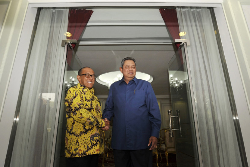   Presiden Susilo Bambang Yudhoyono (kanan) menerima kunjungan Ketua Umum Partai Golkar Aburizal Bakrie di Kantor Presiden, Jakarta, Rabu (8/5).  (Antara/Andika Wahyu)