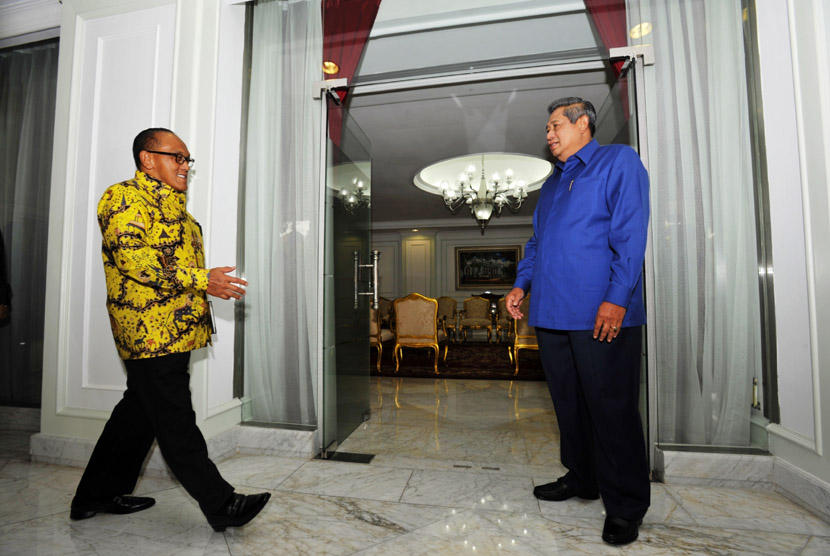   Presiden Susilo Bambang Yudhoyono (kanan) menerima kunjungan Ketua Umum Partai Golkar Aburizal Bakrie (kiri) di Kantor Presiden, Jakarta, Rabu (8/5).   (Antara/Andika Wahyu)