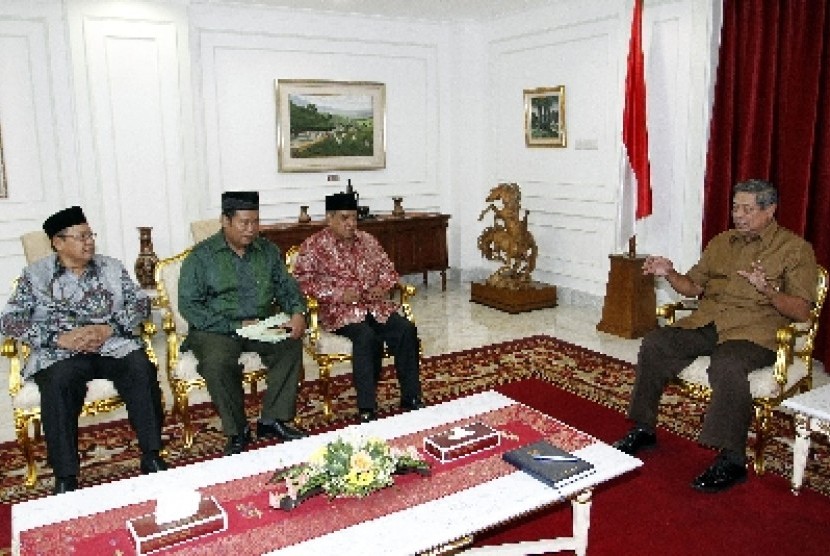 Presiden Susilo Bambang Yudhoyono (kanan) menerima kunjungan Ketua Umum Pengurus Besar Nahdlatul Ulama (PBNU) KH Said Aqil Siroj (kedua kanan), Sekjen PBNU Marsudi Syuhud (kedua kiri) dan Ketua Panitia Munas dan Konferensi Besar PBNU Dedi Wahidi (kiri) di 