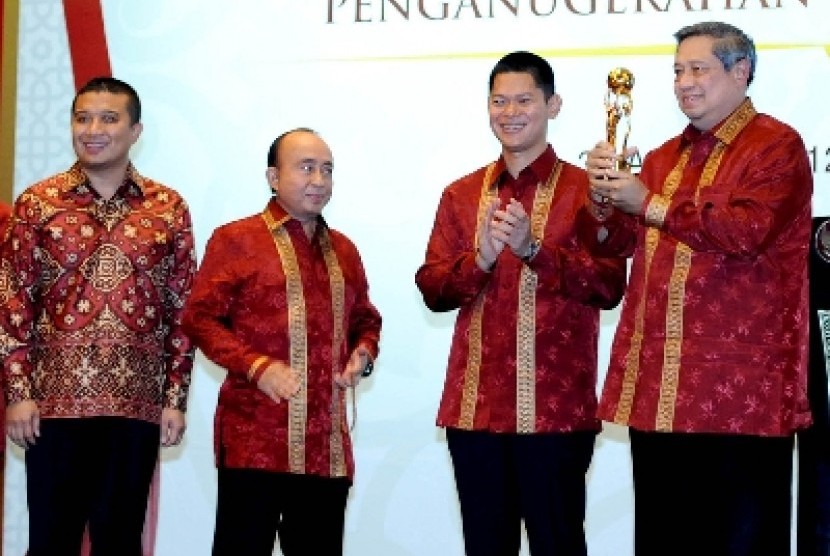 Presiden Susilo Bambang Yudhoyono (kanan) menerima penghargaan 