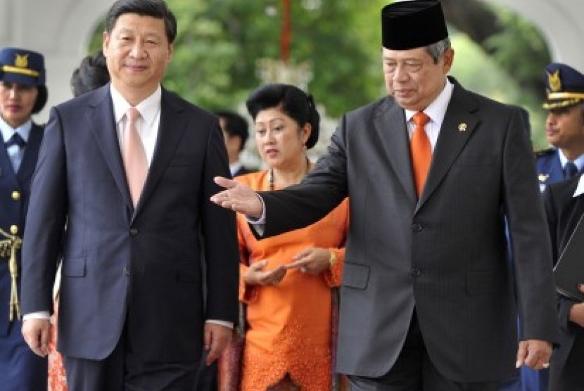 Presiden Susilo Bambang Yudhoyono (kanan) menerima Presiden Cina Xi Jinping (kiri) di Istana Merdeka, Jakarta, Rabu (2/10).
