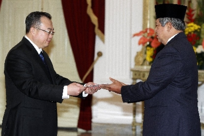   Presiden Susilo Bambang Yudhoyono (kanan) menerima surat kepercayaan dari Duta Besar Luar Biasa dan Berkuasa Penuh (Dubes LBBP) Republik Rakyat Cina, Liu Jianchao (kiri), di Istana Merdeka.