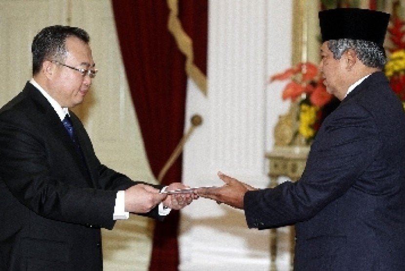   Presiden Susilo Bambang Yudhoyono (kanan) menerima surat kepercayaan dari Duta Besar Luar Biasa dan Berkuasa Penuh (Dubes LBBP) Republik Rakyat Cina, Liu Jianchao (kiri), di Istana Merdeka.
