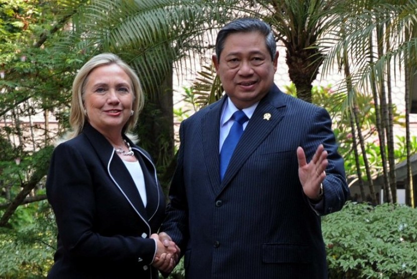 Presiden Susilo Bambang Yudhoyono ( kanan), Menteri Luar Negeri Amerika Serikat Hillary Clinton (kiri) berjabat tangan saat kunjungan pertemuan di Kantor Kepresidenan RI, Jakarta, Selasa (4/9). Bersama dengan delegasi mereka membicarakan soal peningkatan h