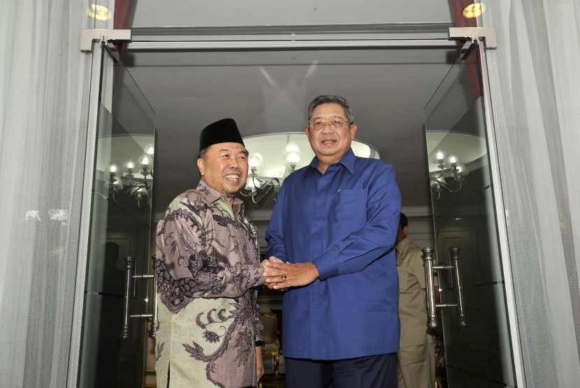 Presiden Susilo Bambang Yudhoyono (kanan) menyalami Ketua Umum Badan Amil Zakat Nasional (BAZNAS) Didin Hafidhuddin (kiri) di Kantor Presiden, Jakarta, Rabu (23/7).