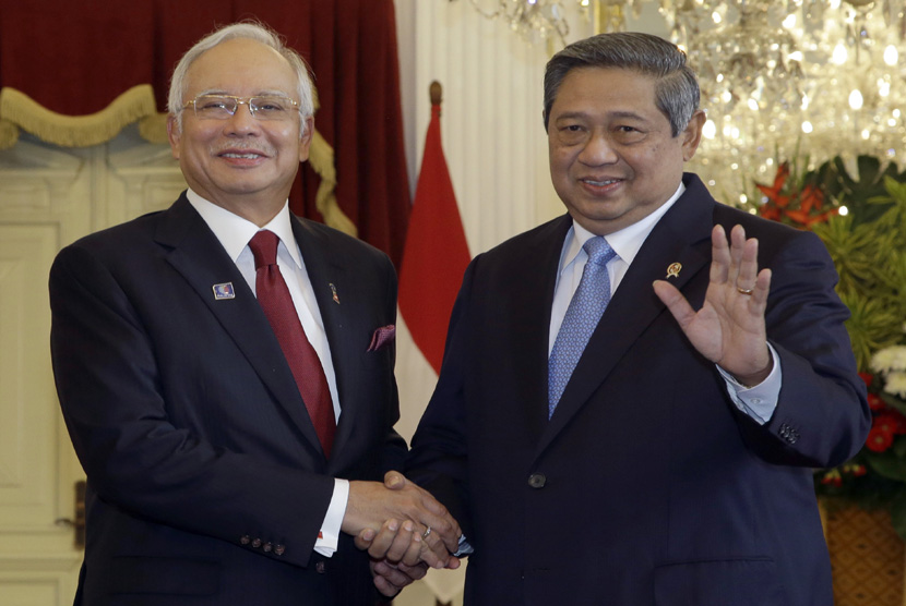 Presiden Susilo Bambang Yudhoyono (kanan) menyalami Perdana Menteri Malaysia Dato Sri Mohd Najib Tun Abdul Razak (kiri) saat kunjungan kenegaraan di Istana Merdeka, Jakarta, Kamis (19/12).