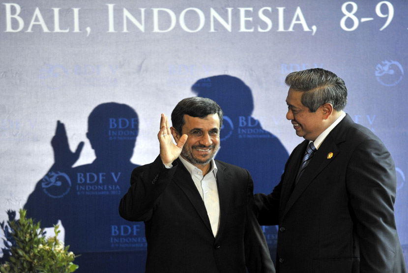   Presiden Susilo Bambang Yudhoyono (kanan) menyambut Presiden Iran, Mahmoud Ahmadinejad (kiri) saat menghadiri Bali Democracy Forum (BDF) V di Nusa Dua, Bali, Kamis (8/11).     (Antara/Nyoman Budhiana)