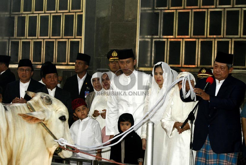  Presiden Susilo Bambang Yudhoyono (kanan) menyerahkan hewan qurban kepada panitia Idul Adha di masjid Istiqlal, Jakarta, Jumat (26/10). (Adhi Wicaksono)