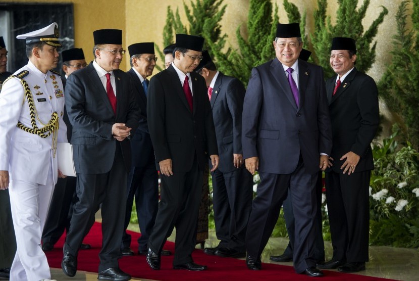 Presiden Susilo Bambang Yudhoyono (kedua kanan), didampingi Ketua DPR Marzuki Alie (tengah) dan Ketua DPD Irman Gusman (kedua kiri), berjalan menuju ruangan saat menghadiri Sidang Bersama DPR dan DPD RI di Gedung Nusantara, Kompleks Parlemen, Senayan, Jaka