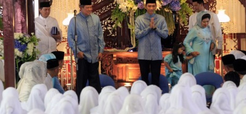  Presiden Susilo Bambang Yudhoyono (kedua kiri) beserta Ibu Negara Ny Ani Yudhoyono (kanan berkerudung), putra bungsu Edhie Baskoro Yudhoyono atau Ibas (ketiga kiri) bersiap mengikuti acara pengajian menjelang pernikahan Ibas di Puri Cikeas, Kabupaten Bogo