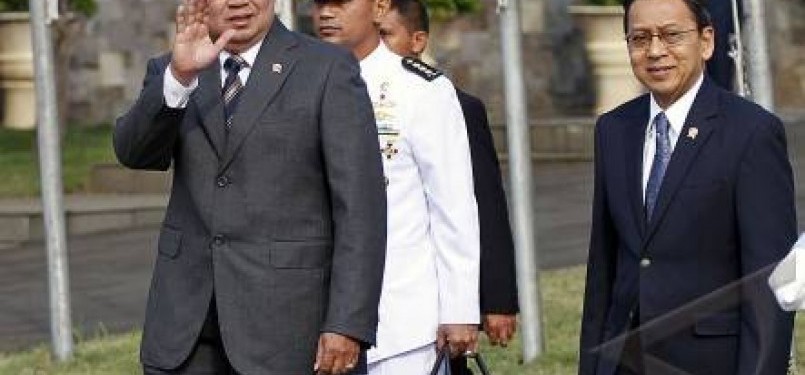 Presiden Susilo Bambang Yudhoyono (kedua kiri) didampingi Wakil Presiden Boediono (kanan) berjalan menuju pesawat kepresidenan di Bandara Halim Perdanakusuma, Jakarta, Senin (31/10).
