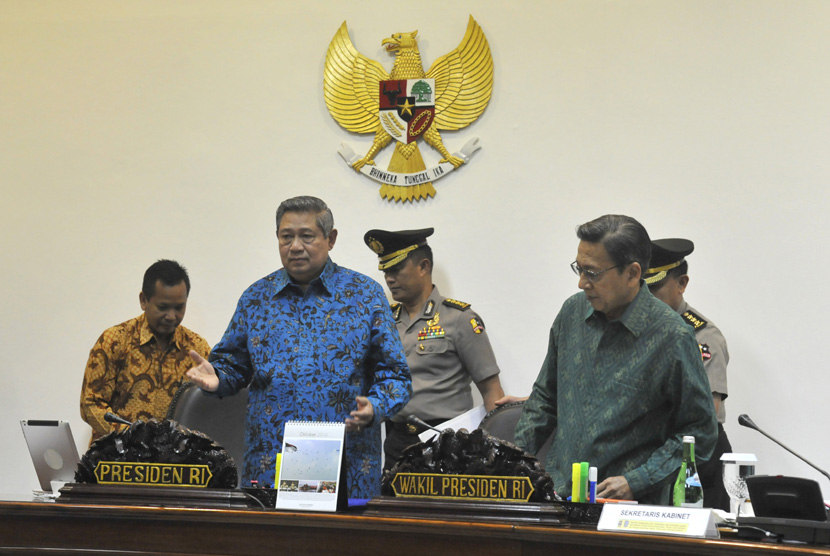  Presiden Susilo Bambang Yudhoyono (kedua kiri) didampingi Wapres Boediono (kanan) memimpin rapat terbatas kabinet yang membahas masalah Perppu Pilkada dan Perppu Pemda di Kantor Presiden, Jakarta, Kamis (2/10) malam.