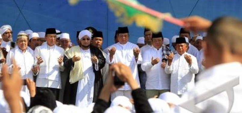 Presiden Susilo Bambang Yudhoyono (ketiga kanan) berdoa bersama dengan ribuat umat Muslim di acara Dzikir Akbar di Monumen Nasional, Jakarta, Ahad (5/2). 