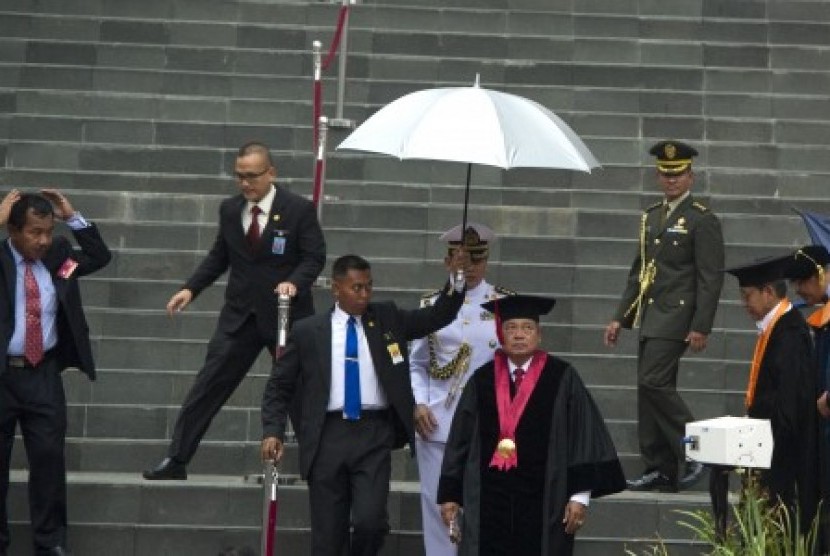 Presiden Susilo Bambang Yudhoyono (ketiga kanan) didampingi Wapres Boediono (kanan) bergegas saat jeda penyampaian pidato pengukuhan Guru Besar pada Sidang Senat Terbuka Akademik Universitas Pertahanan Indonesia karena gerimis