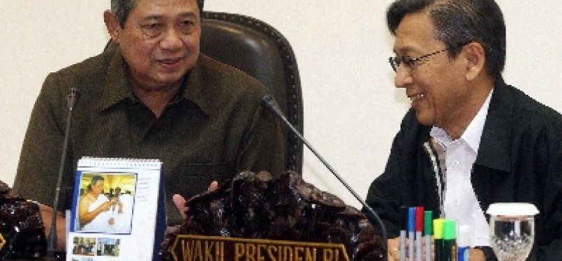 Presiden Susilo Bambang Yudhoyono (kiri) berbincang dengan Wakil Presiden Boediono (kanan) sebelum memimpin sidang kabinet.