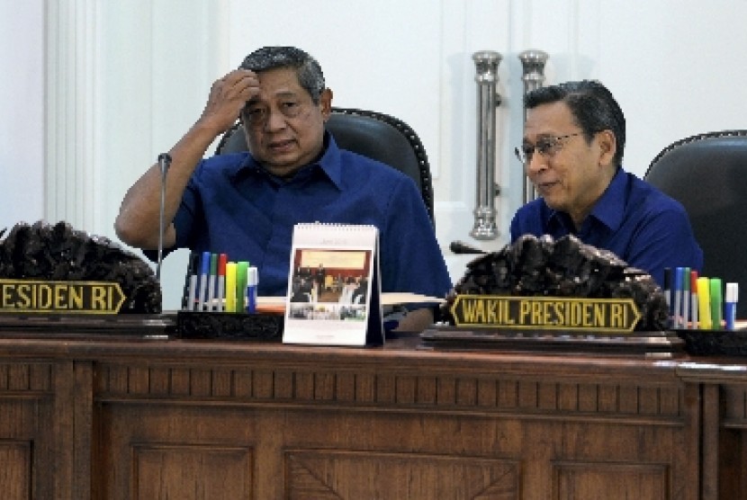 Presiden Susilo Bambang Yudhoyono (kiri) berbincang dengan Wapres Boediono (kanan)