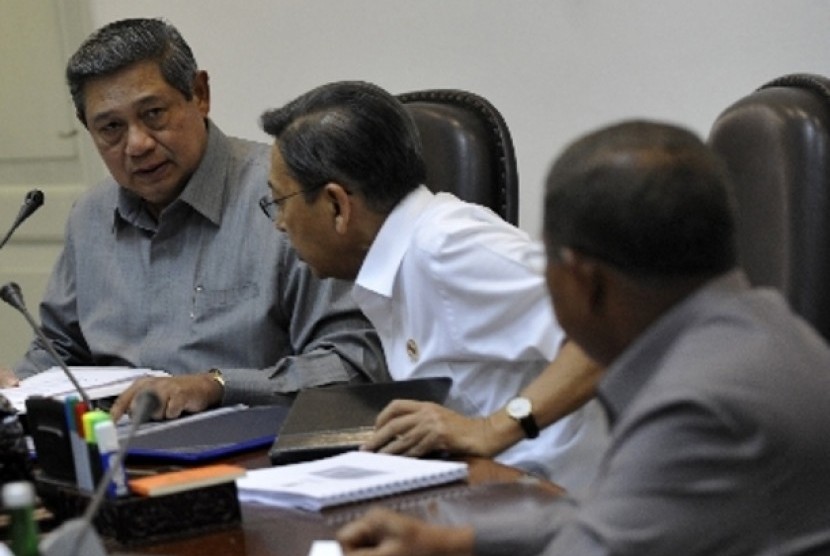 Presiden Susilo Bambang Yudhoyono (kiri) berdiskusi dengan Wapres Boediono ( kedua kanan) saat rapat kabinet terbatas di kantor kepresidenan, Jakarta.