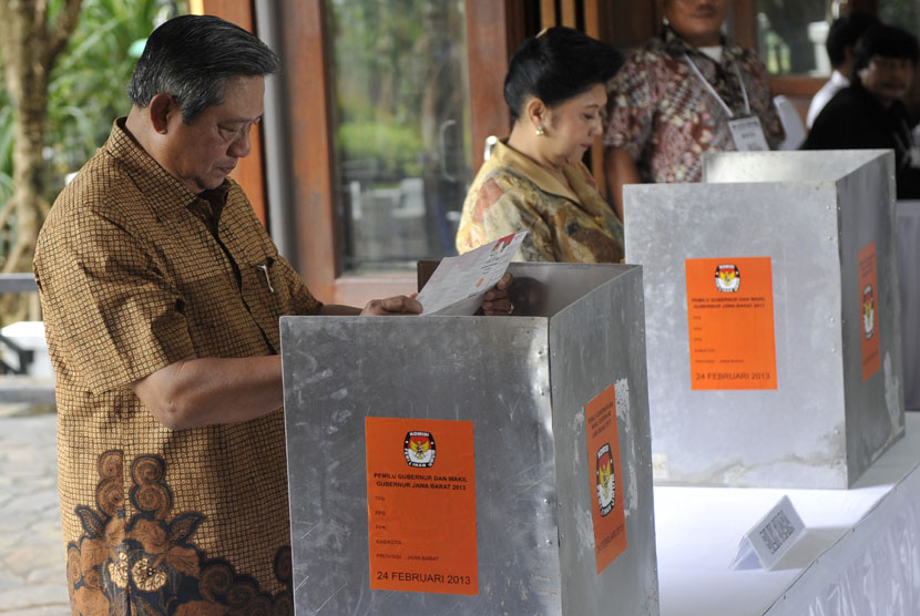   Presiden Susilo Bambang Yudhoyono (kiri) bersama Ibu Negara Ani Yudhoyono (kanan) menggunakan hak pilihnya dalam Pilkada Jabar di TPS 05, Puri Cikeas, Bogor, Jabar, Ahad (24/2).   (Antara/Prasetyo Utomo)