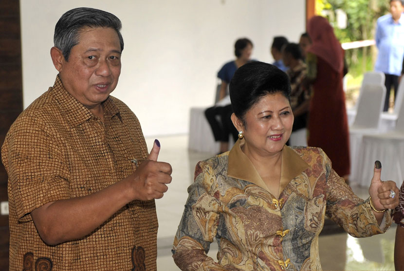  Presiden Susilo Bambang Yudhoyono (kiri) bersama Ibu Negara Ani Yudhoyono (kanan) usai menggunakan hak pilihnya dalam Pilkada Jabar di TPS 05, Puri Cikeas, Bogor, Jabar, Ahad (24/2). (Antara/Prasetyo Utomo)