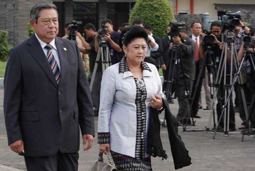  Presiden Susilo Bambang Yudhoyono (kiri) didampingi Ibu Ani Yudhoyono (kanan) berjalan menuju pesawat kepresidenan di Bandara Halim Perdanakusuma, Jakarta, Senin (22/4).