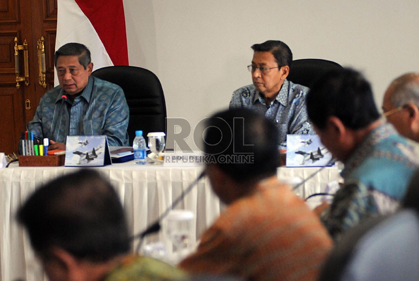   Presiden Susilo Bambang Yudhoyono (kiri) didampingi Wapres Boediono, memimpin rapat kabinet terbatas kenaikan harga gas Elpiji 12 Kg di Pangkalan Udara Halim Perdanakusuma, Jakarta, Ahad (5/1). (Republika/Aditya Pradana Putra)