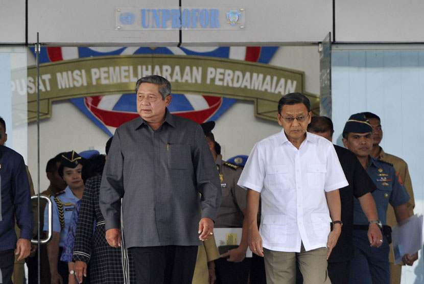   Presiden Susilo Bambang Yudhoyono (kiri) didampingi Wapres Boediono (kanan) menghadiri peresmian Kawasan Indonesia Peace and Security Center (IPSC) Sentul di Desa Sukahati, Citereup, Kabupaten Bogor, Senin (7/4). (Antara/Andika Wahyu)