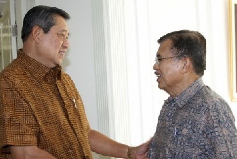  Presiden Susilo Bambang Yudhoyono (kiri) menerima kunjungan mantan Wapres Jusuf Kalla selaku Ketua Umum PMI (kanan) di Kantor Kepresidenan, Jakarta, Kamis (16/8). 